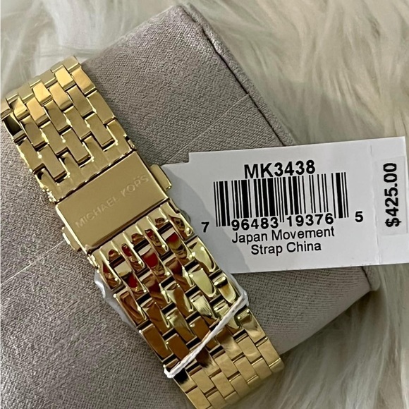 SOLD / Michael Kors Women’s Darci Crystal Pave Dial Watch
Case Size: 39mm - Picture 6 of 11